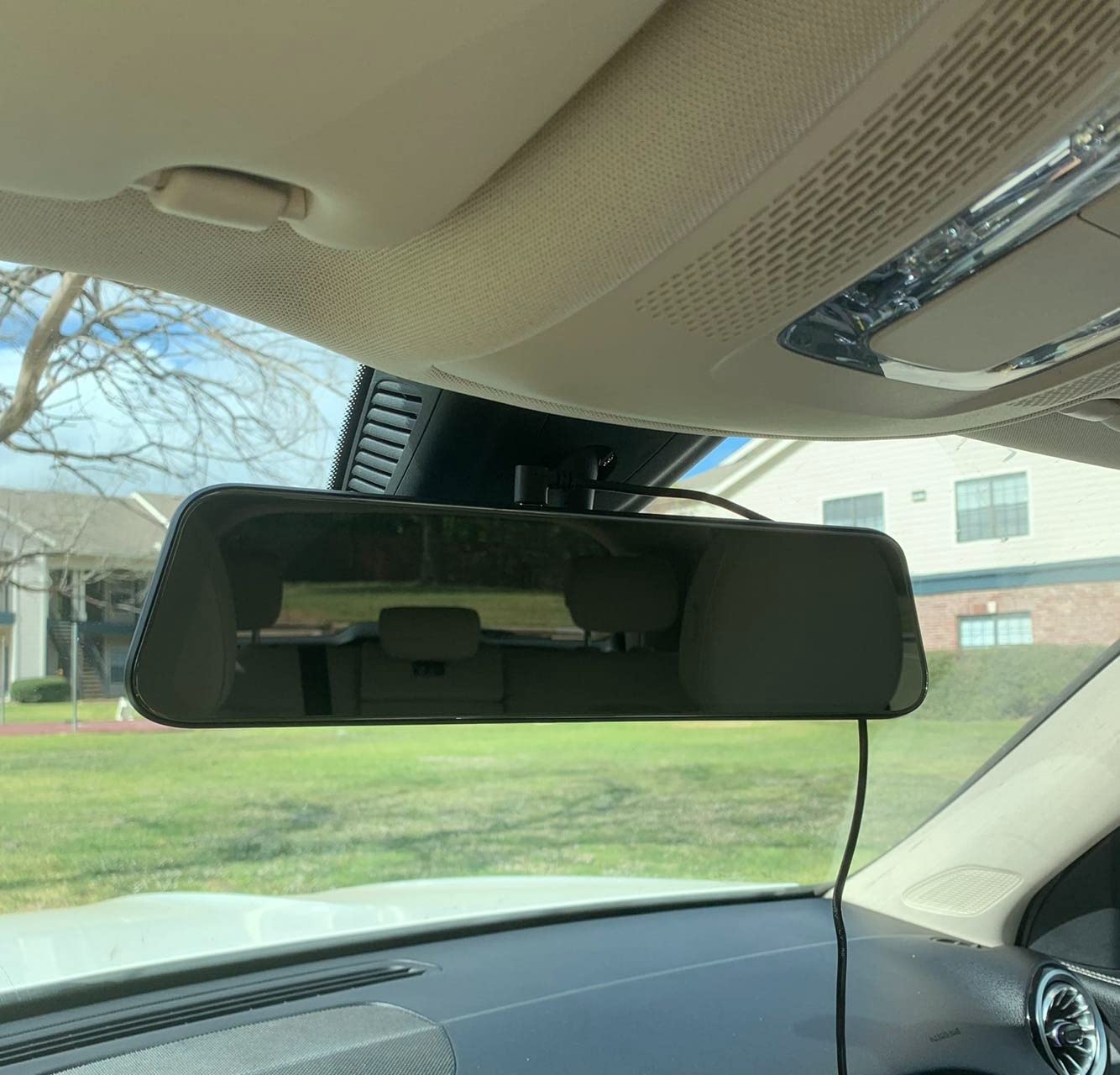 Dash cam on the mirror - Smart driving support photo review