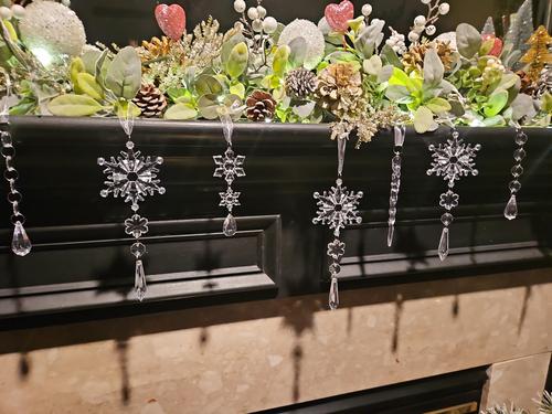 18pcs Christmas Tree Decoration Crystal Ornaments, Hanging Acrylic Christmas Snowflake Icicle Drop Crystal Ornaments for Christmas Tree photo review