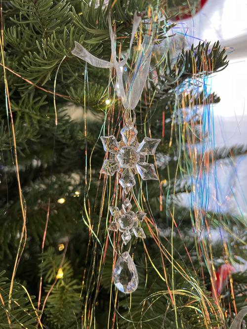 18pcs Christmas Tree Decoration Crystal Ornaments, Hanging Acrylic Christmas Snowflake Icicle Drop Crystal Ornaments for Christmas Tree photo review