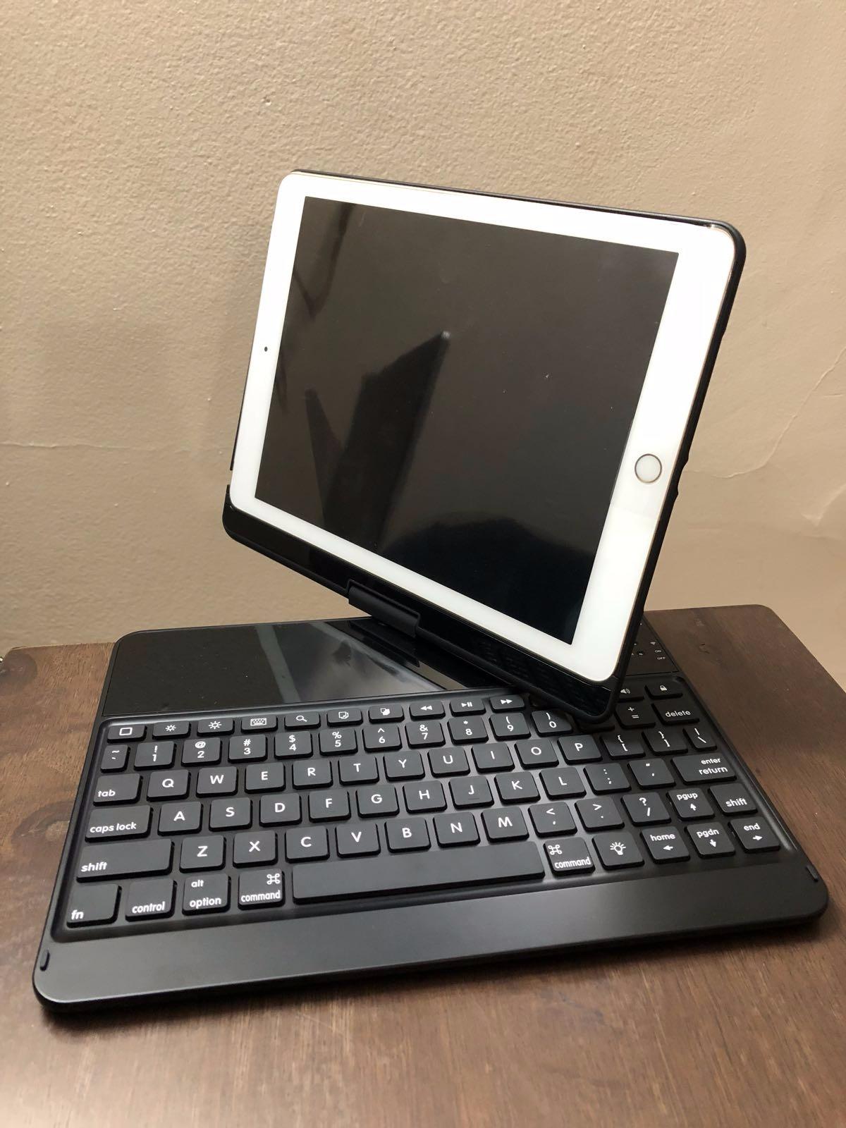 Backlit Bluetooth Keyboard 360 Rotatable iPad Case for Apple Aluminium photo review