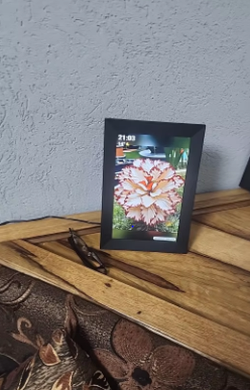 10.1 Inch WiFi Digital Photo Frame HD Touchscreen photo review