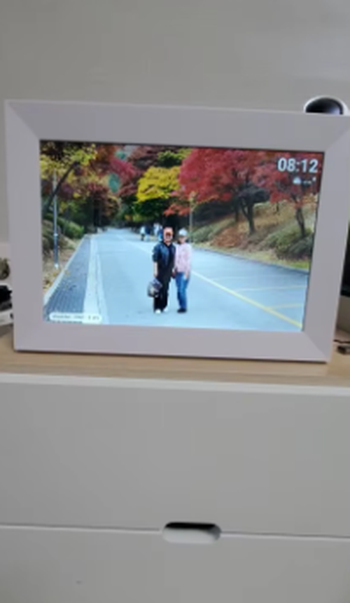 10.1 Inch WiFi Digital Photo Frame HD Touchscreen photo review