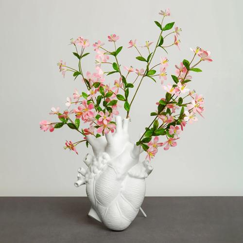 Creative Heart Vase with Human Statue for Valentine's Day or Christmas Gift