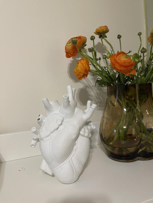 Creative Heart Vase with Human Statue for Valentine's Day or Christmas Gift photo review