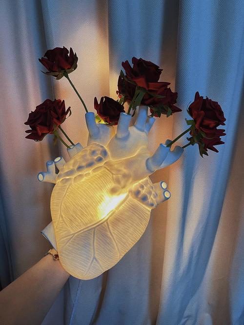Creative Heart Vase with Human Statue for Valentine's Day or Christmas Gift photo review
