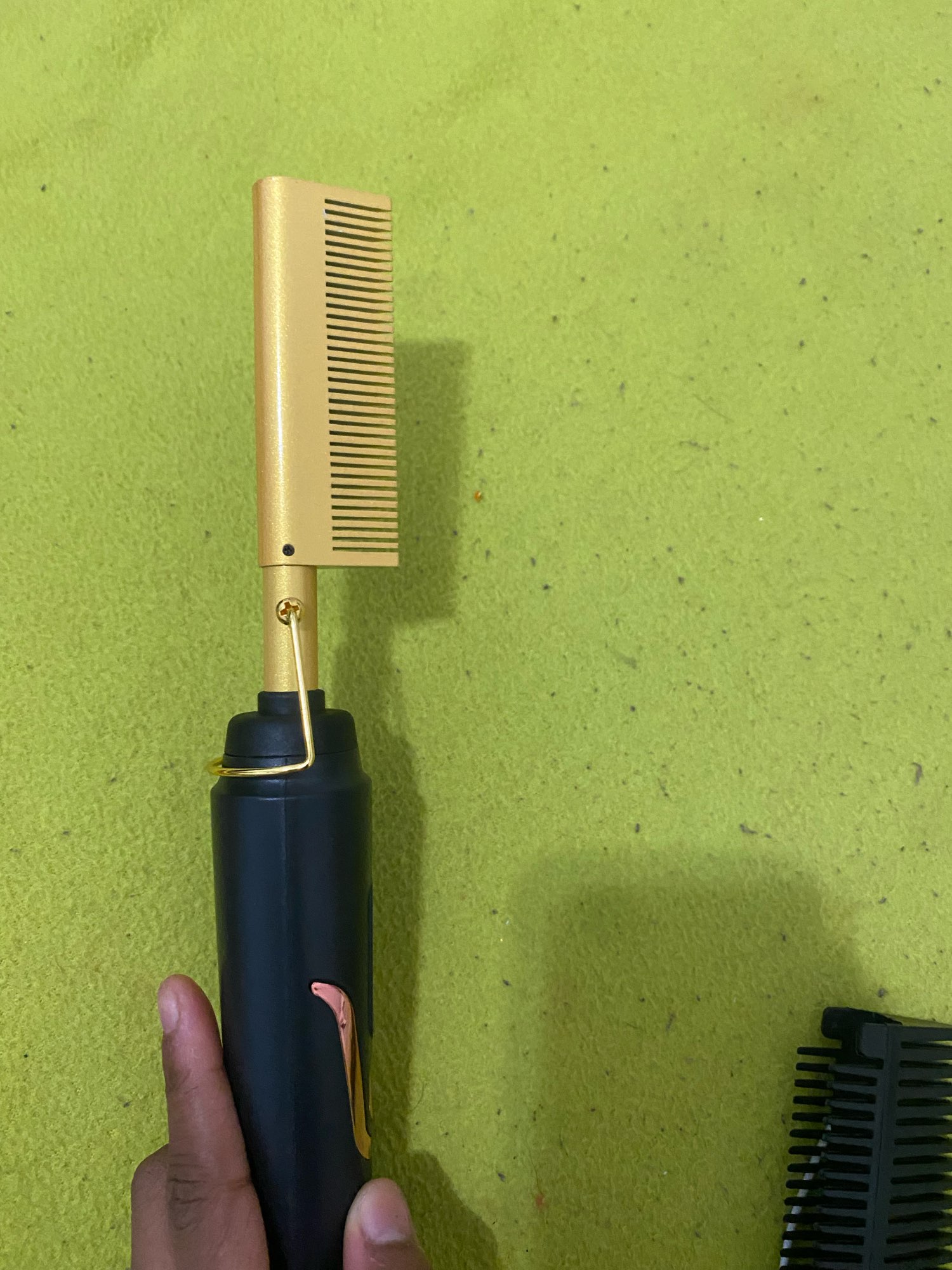 Portable Anti-Scald Straightening Brush with Heating Comb for Hair Curling photo review