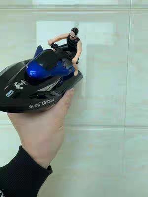 Remote control motorcycle high-speed train, high speed photo review